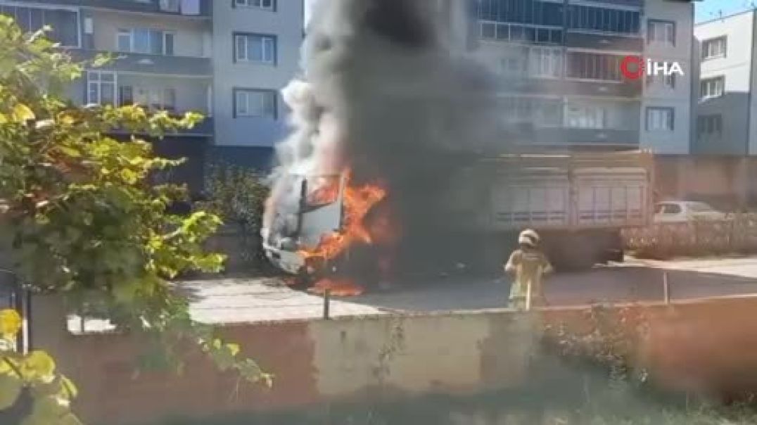 Bursa'da park halindeki kamyon alev alarak küle döndü