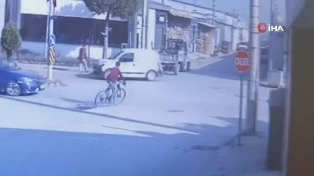 Bursa'da arabayla çarpışan bisikletli çocuk metrelerce havaya savruldu
