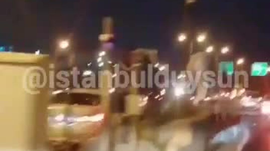 İstanbul'da kamyonun brandası gişelere takılınca olanlar oldu