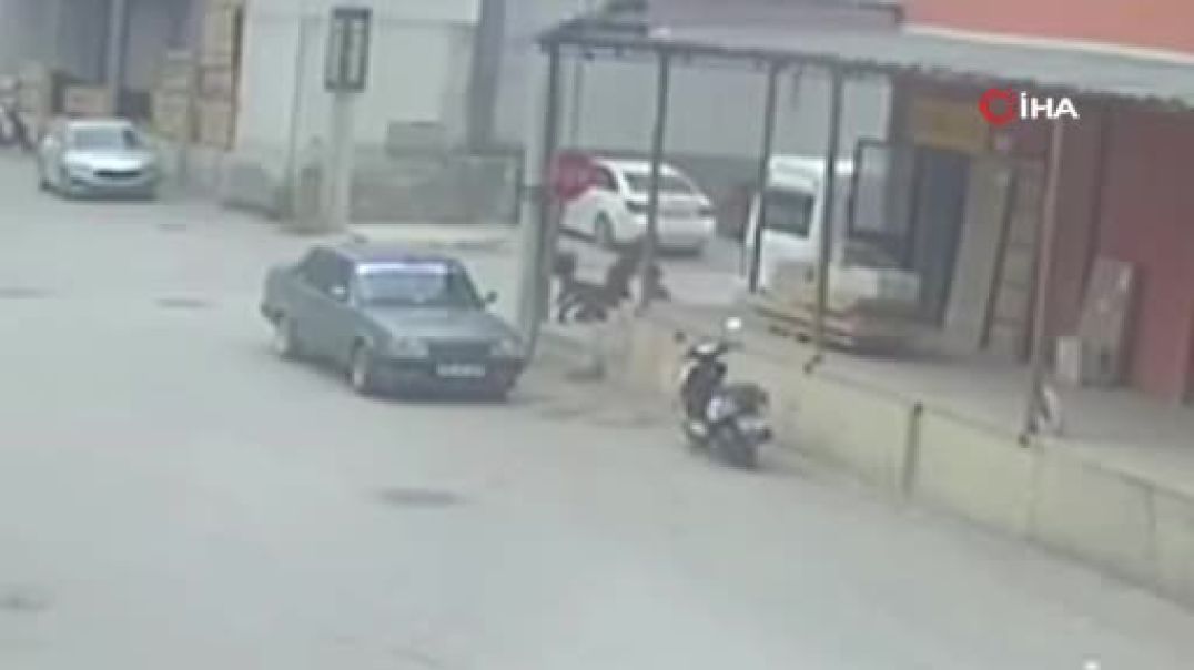 Bursa'da arabasıyla gelip  motosikleti çaldı