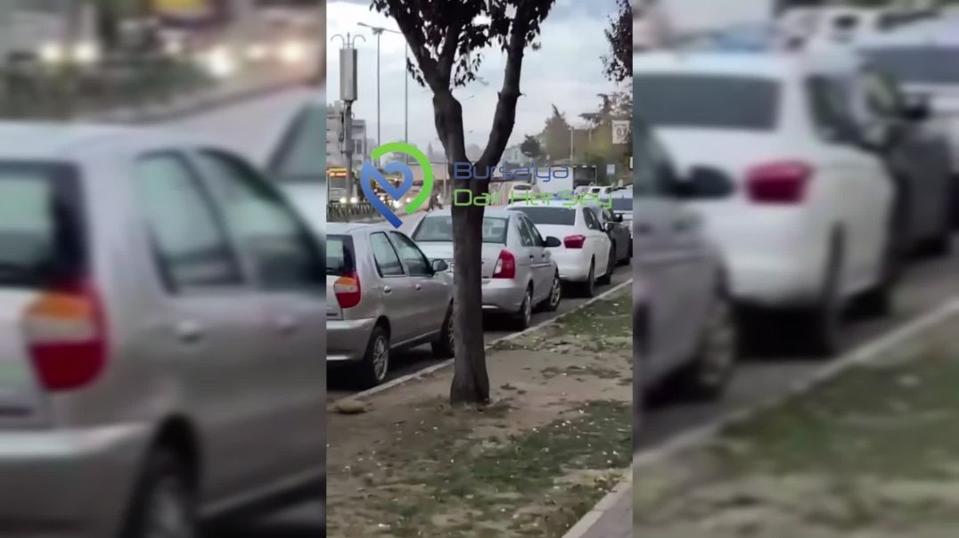Bursa'da kuvvetli lodos nedeniyle araçlar zarar gördü