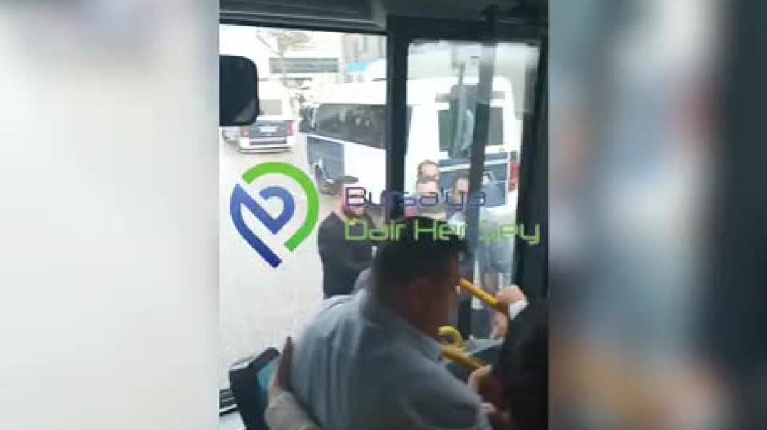 Bursa’da minibüs şoförleri otobüs şoförünün önünü keserek saldırdı!