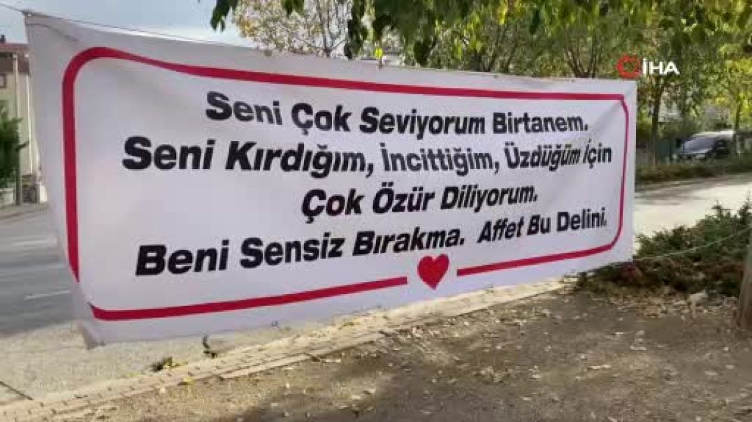 Bursa'da eşinden af dileyen kişi pankart açtı