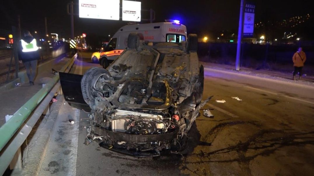 Bursa'da önce bariyerlere sonra direğe çarpıp takla attı: 3 yaralı!