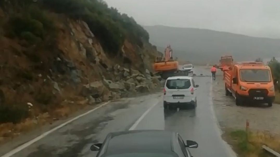 Bursa'da yağış beraberinde heyelanı getirdi... Yol trafiğe kapandı!