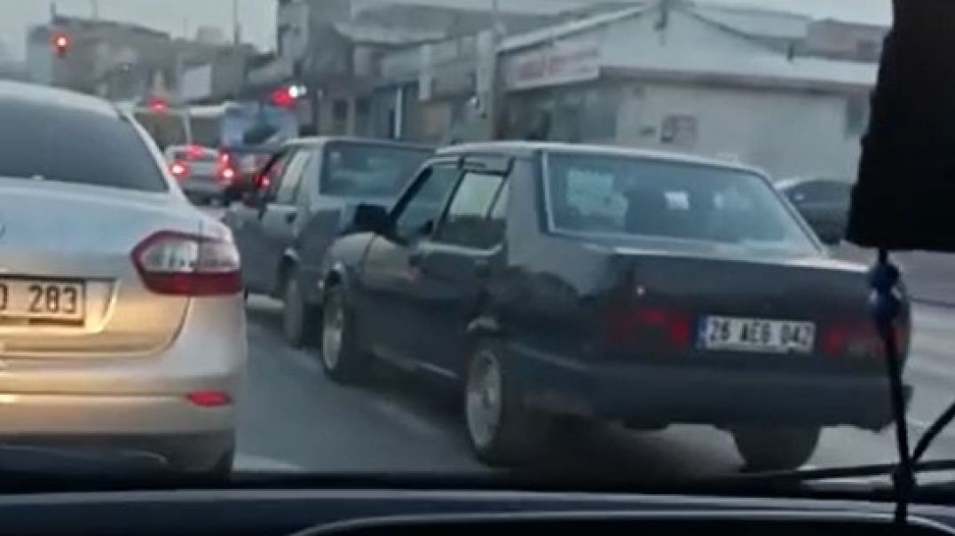 Bursa'da bozulan otomobili ilginç yöntemle ittiler