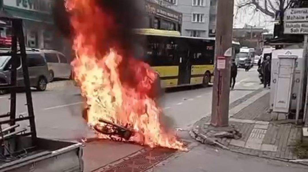 Bursa'da seyir halindeki motosiklet alevlere teslim oldu