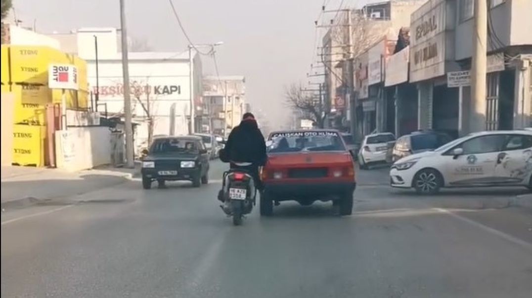 Bursa'da yolda kalan otomobili ayağıyla itti!