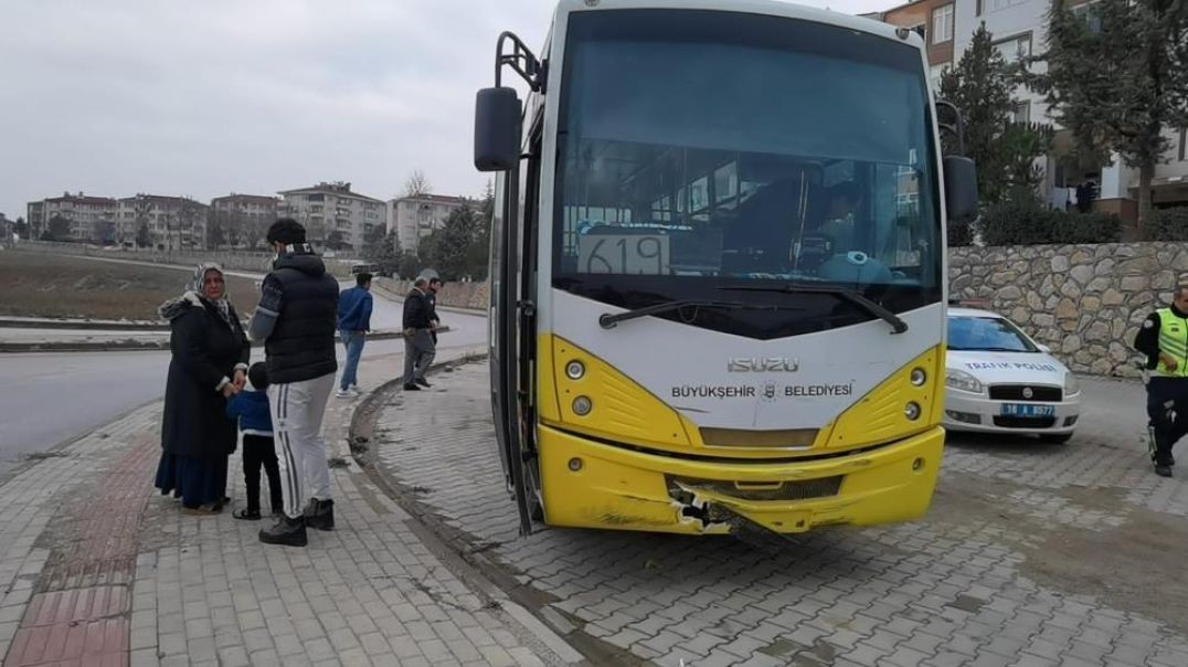 Bursa'da halk otobüsü ve motosiklet feci şekilde çarpıştı