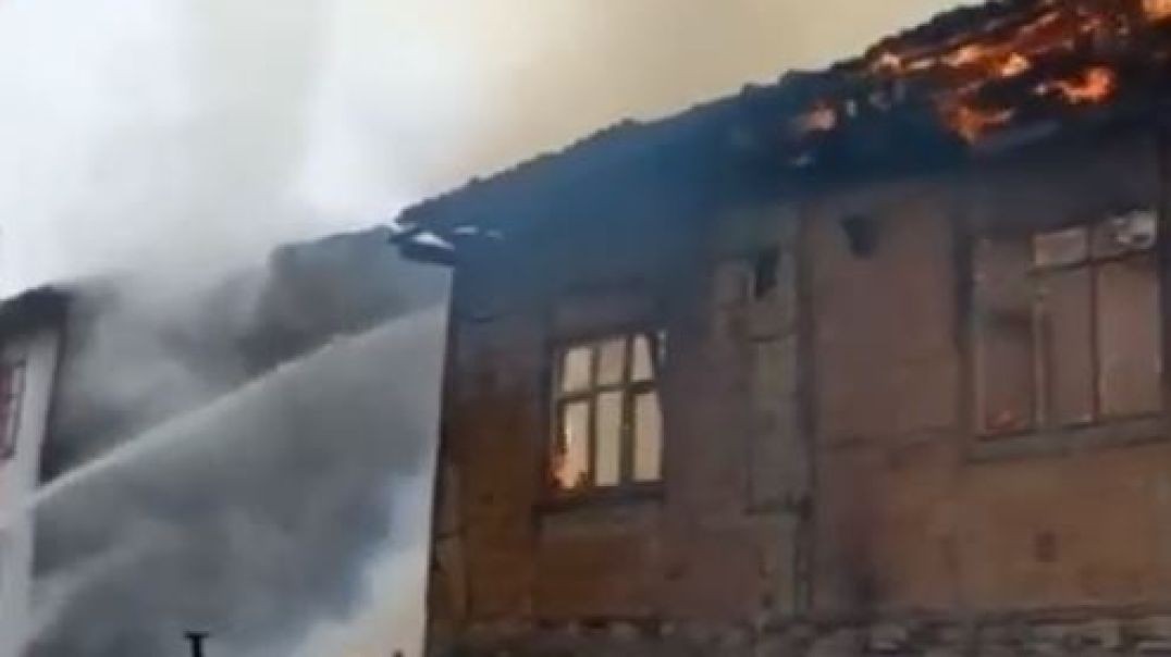 Bursa'da  tarihi evdeki yangın diğer evlere de sıçradı... Alevler giderek büyüyor