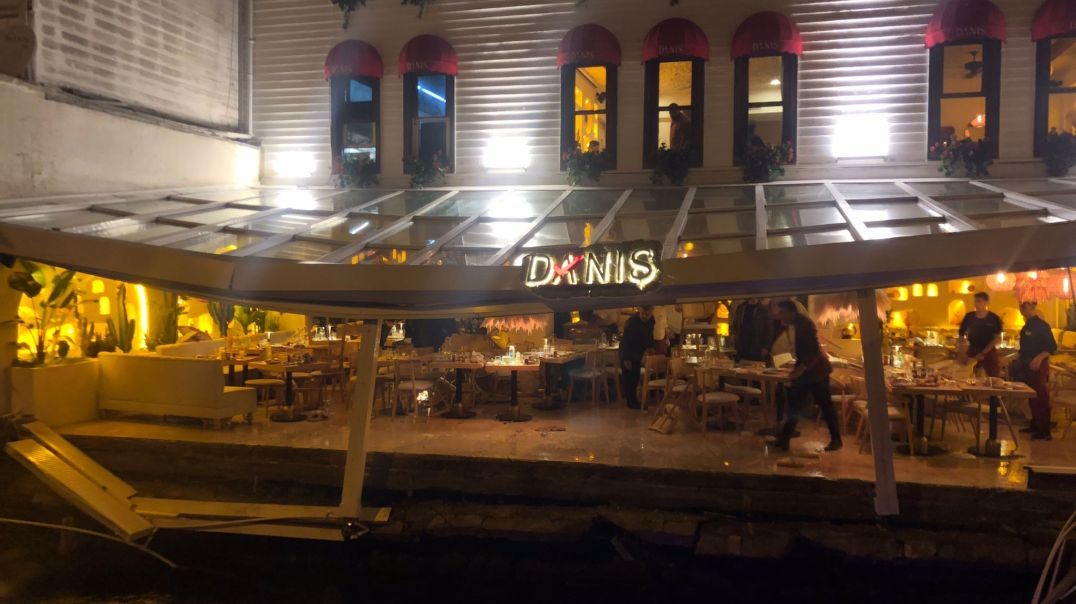 Restoranın balkonu çöktü, müşteriler denize düştü!