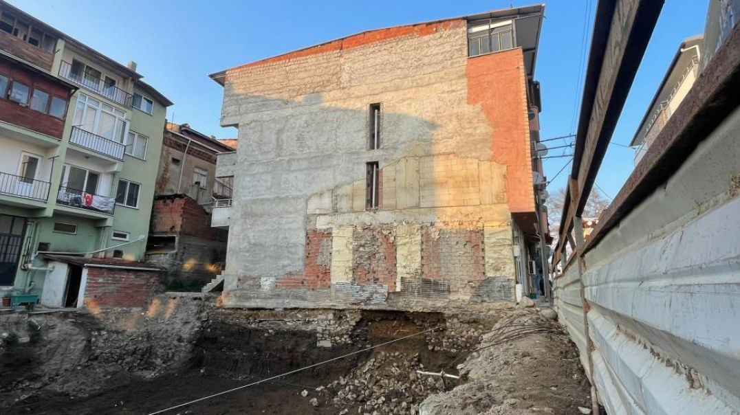 Bursa'da inşaat kazısı nedeniyle hasar gören bina yıkıldı