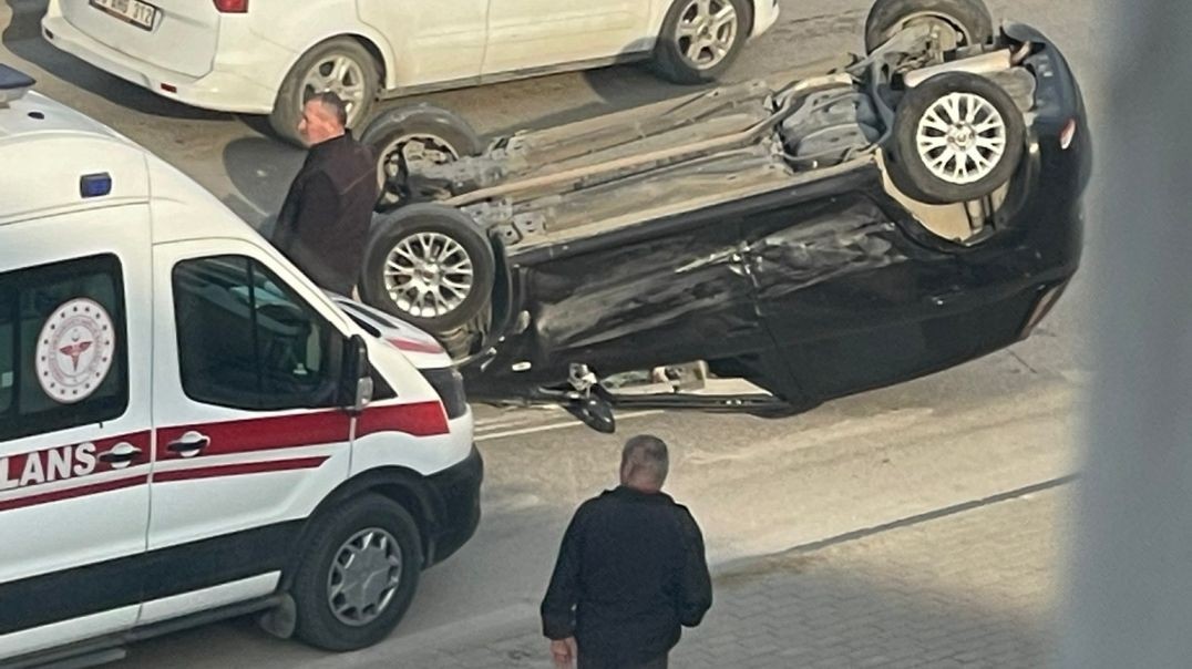 Bursa'da takla atan otomobilde ölümden döndüler