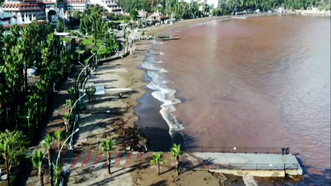 Muğla'yı sağanak vurdu! Denizin rengi kahverengiye döndü