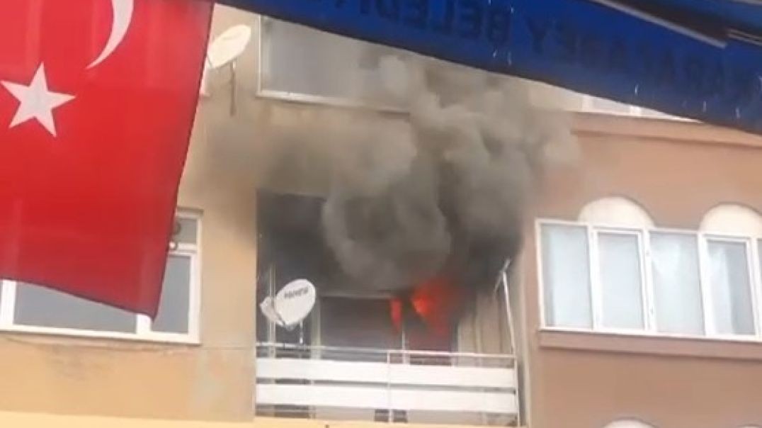 Bursa'da alevlerin camlardan yükseldiği yangında ev alev topuna döndü!