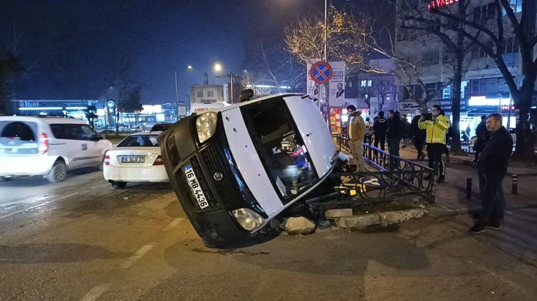 Bursa'da feci kaza: Refüje çarpan araç yan yattı!