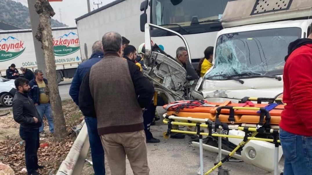Bursa'da tır ile kamyon kafa kafaya çarpıştı... Ölümle burun buruna geldiler!