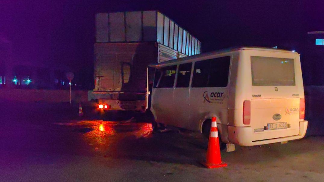 Bursa'da servis minibüsü ile tır çarpıştı: Yaralılar var