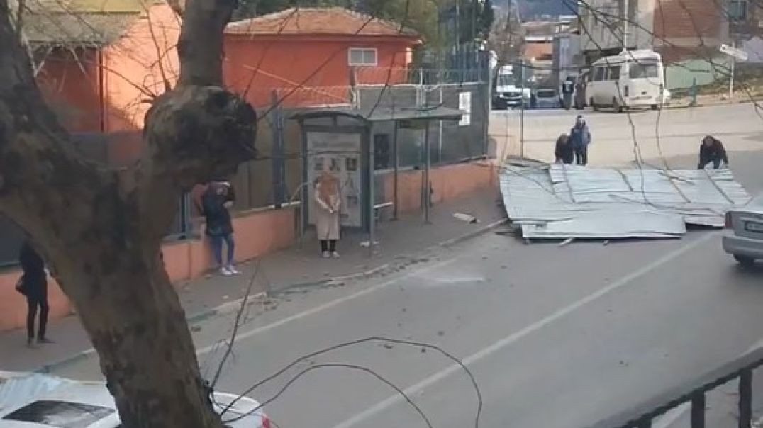 Bursa'da faciadan kıl payı kurtuldular... Çatı yolun ortasına uçtu!