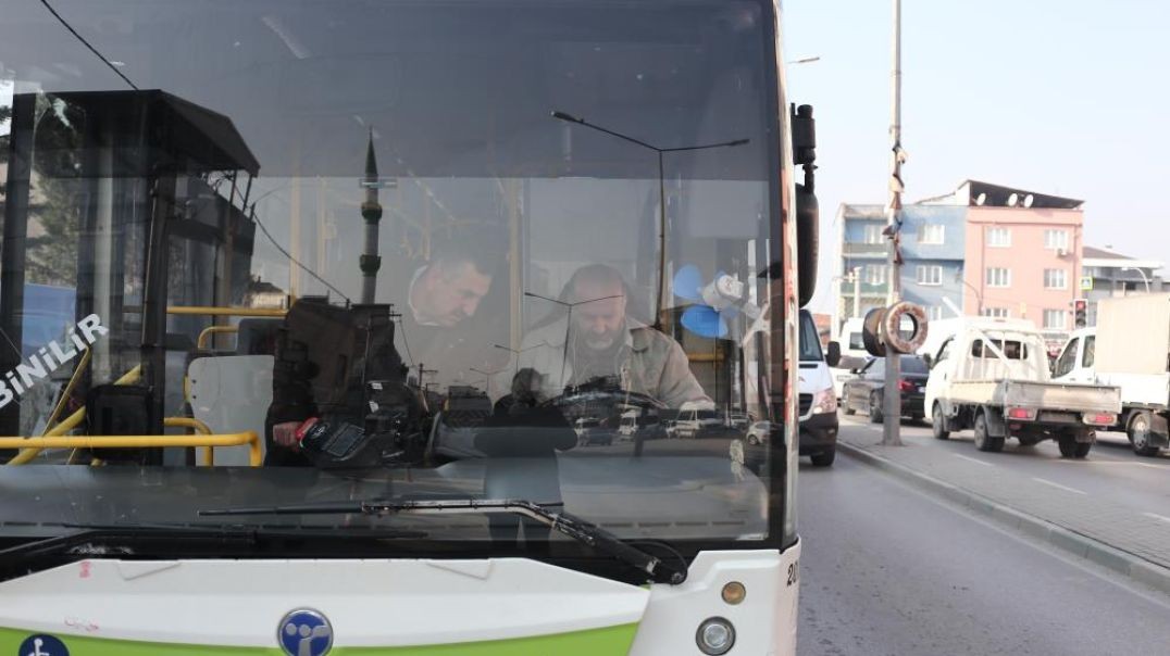 Bursa'da sabırsız yolcular faciaya neden olacaktı... İşitme cihazı bozulan şoförün üzerine yürü