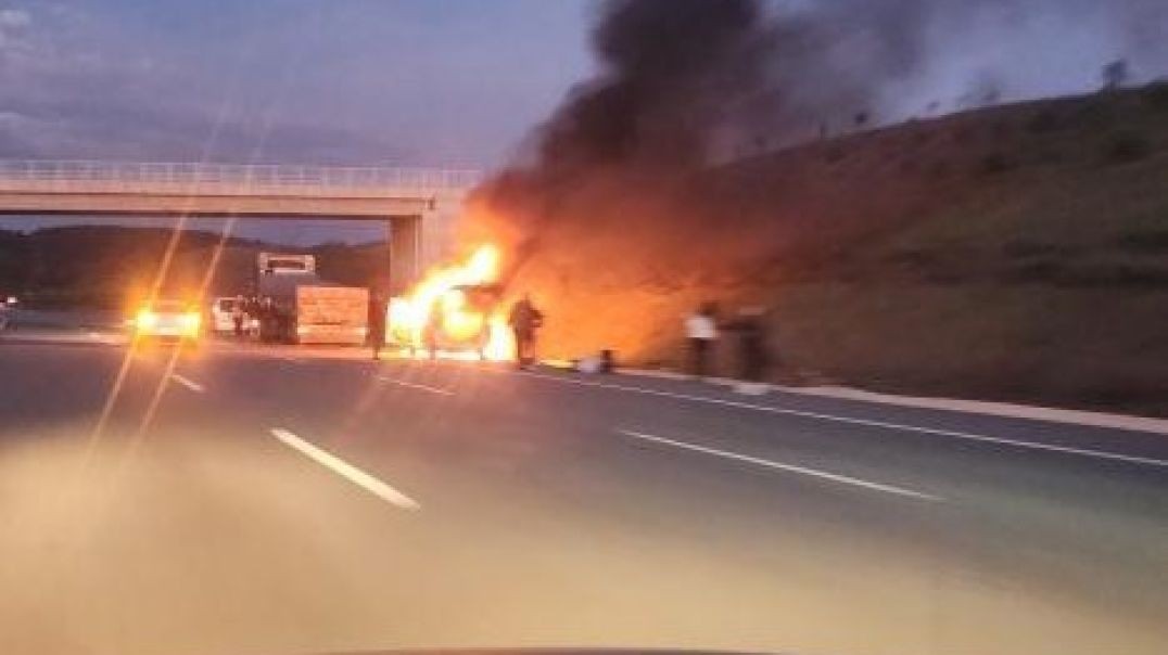 Bursa’da seyir halindeki otomobil alev topuna döndü... Canlarını zor kurtardılar!