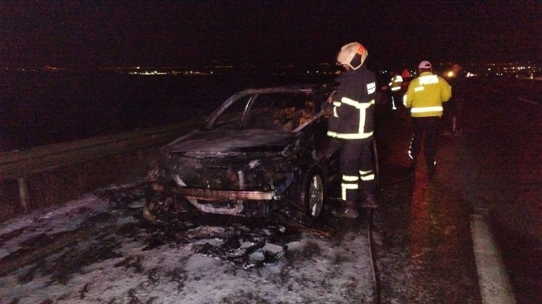 Bursa'da seyir halindeki otomobil alev alev yandı