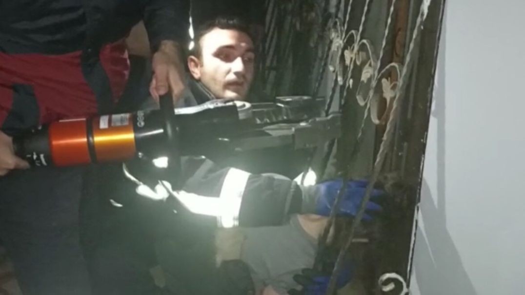 Başı pencere korkuluğuna sıkıştı! Küçük çocuğu kurtarma çalışması kamerada