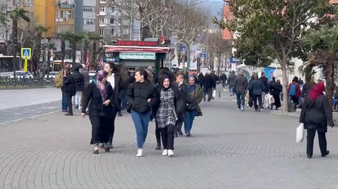Bursa'da şiddetli lodos hayatı olumsuz etkiledi
