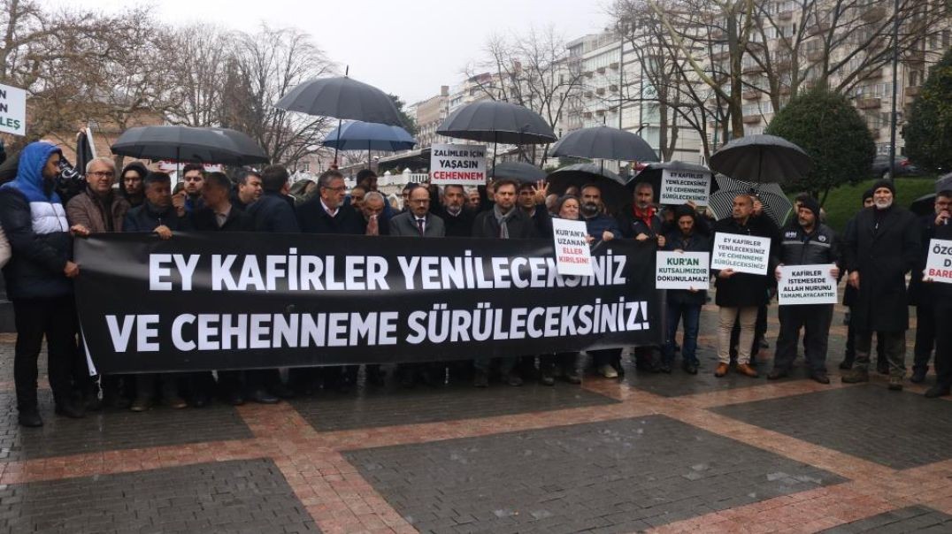 Bursalılar Kur’an-ı Kerim yakılması protesto etti