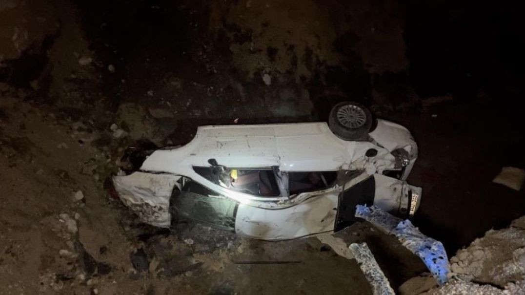 Bursa'da hızını alamayan sürücü  3 metrelik çukura uçtu