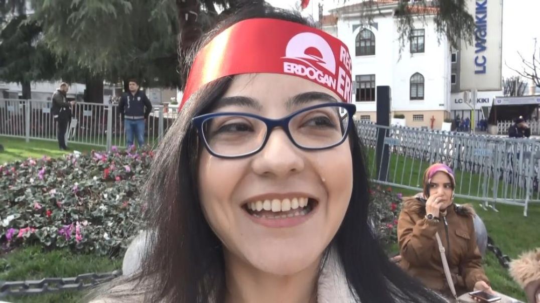 Bursa'da  Erdoğan'a kitabını imzalatan genç gözyaşlarını tutamadı!