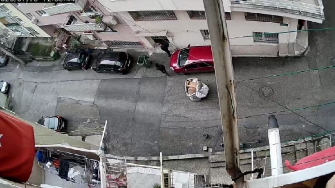Bursa'daki gasp girişimi kamerada: Servis bekleyen çocuğun telefonunu çalacaktı!