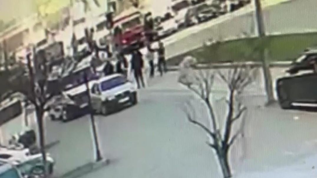 Bursa'da trafiğin ortasında kazayı bırakıp tekme tokat saldırdılar!