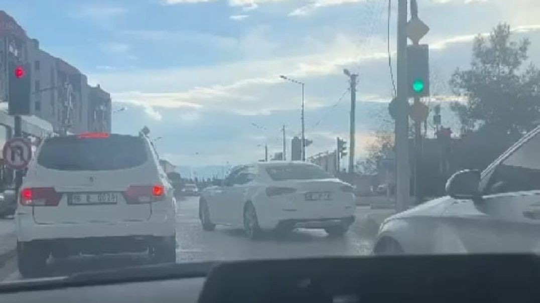 Bursa trafiğinde tehlikeli anlar! Önce makas sonra drift attı