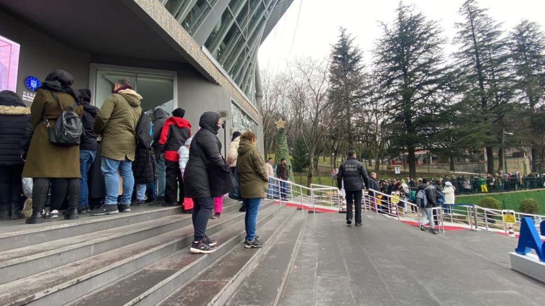 Uludağ'da karın tadını çıkarmak isteyen vatandaşlar teleferiğe akın etti