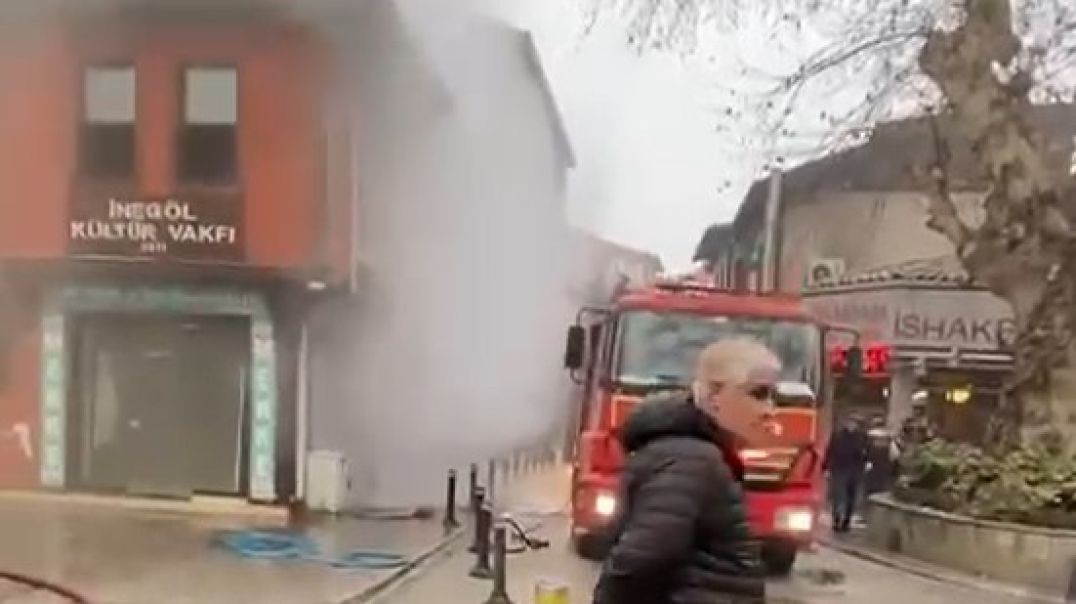 Bursa'da tarihi caminin avlusunda korkunç yangın... İnegöl Kültür Vakfı alevlere teslim oldu!