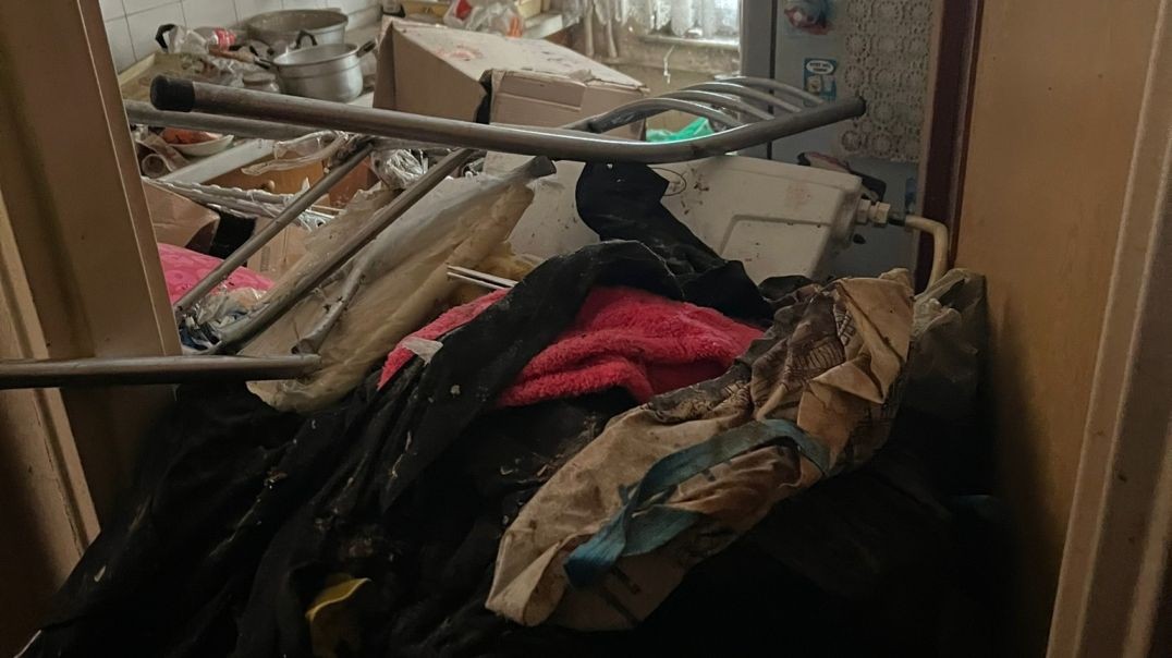 Kötü koku ihbarıyla gidildi, evden 40 ton çöp çıktı!