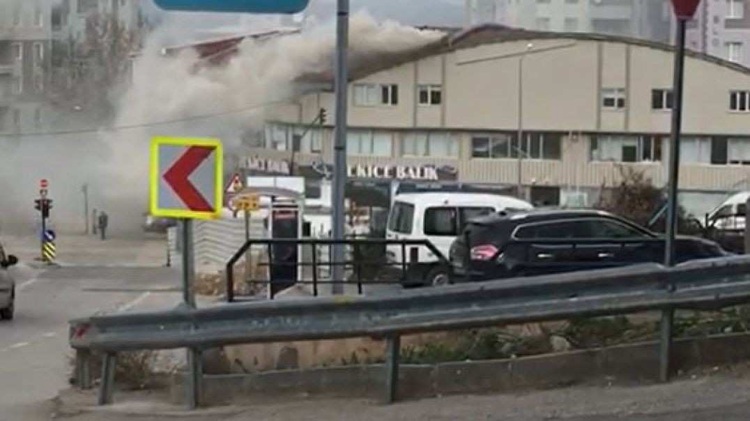 Bursa'da iş merkezinin çatısında yangın paniğe neden oldu