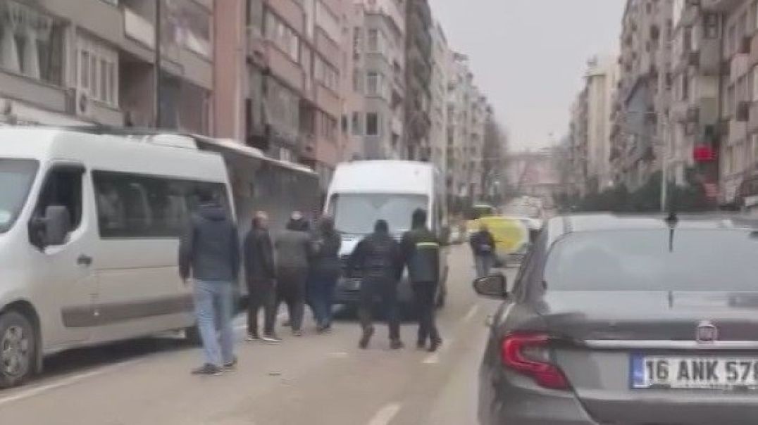 Bursa'da yol verme kavgası: Tekme ve yumruklar havada uçuştu