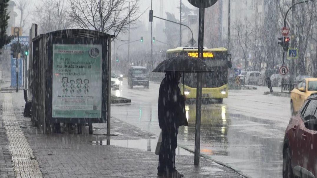 Bursa'da şehir merkezine beklenen kar geldi!