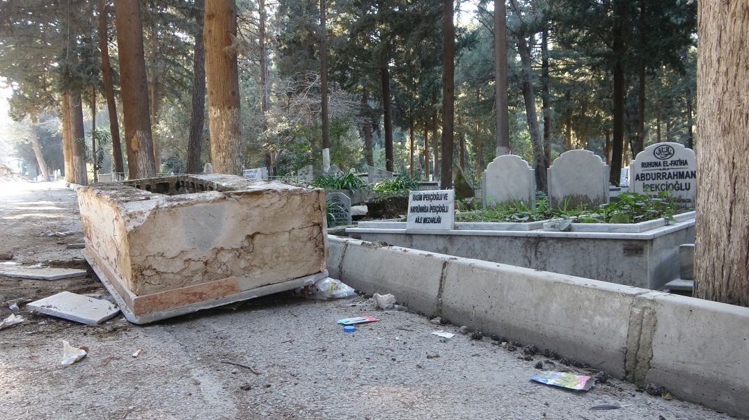 Depremlerin ardından mezarlıkta korkunç manzara... Kimi mezarlar yola uçtu!