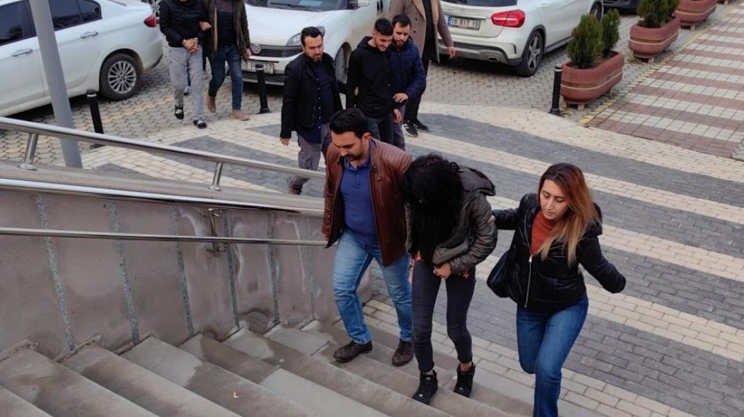 Bursa'da otostop çekerek araç çalmaya giden şahıslar kamerada!