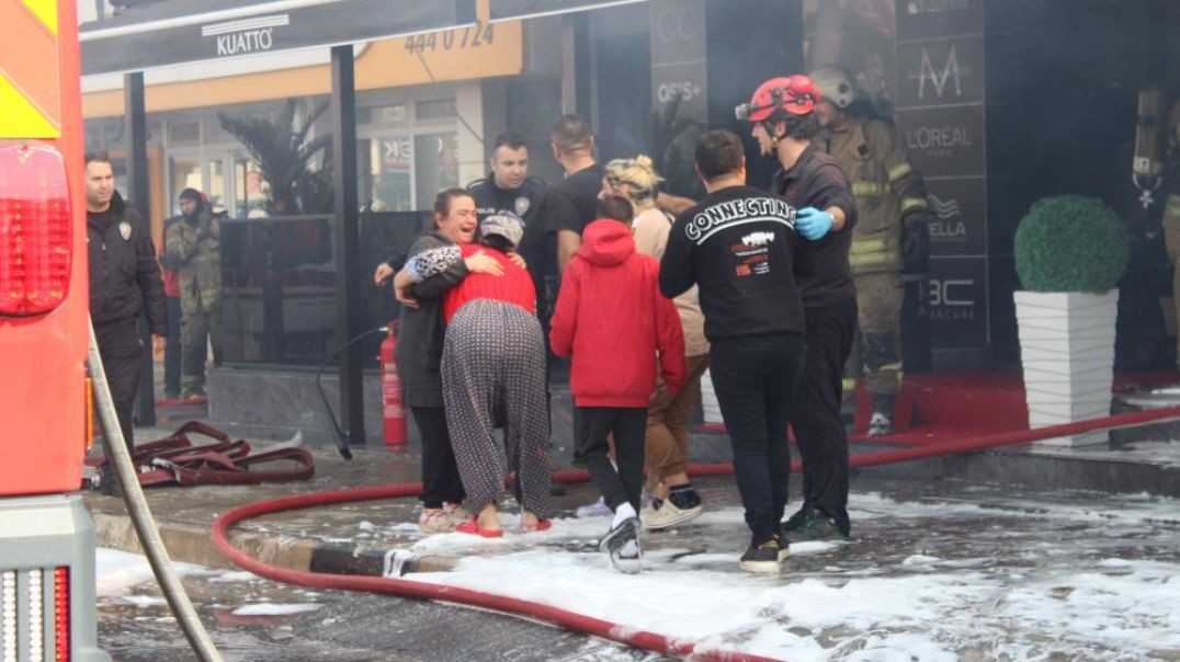 İzmir'de kozmetik mağazasının deposu bomba gibi patladı... İçeride masun kalanlar var!
