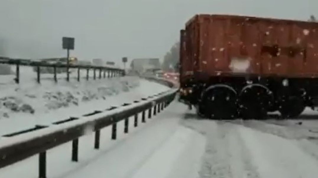 Bursa'da kar yağışı etkisini gösterince trafik felç oldu!