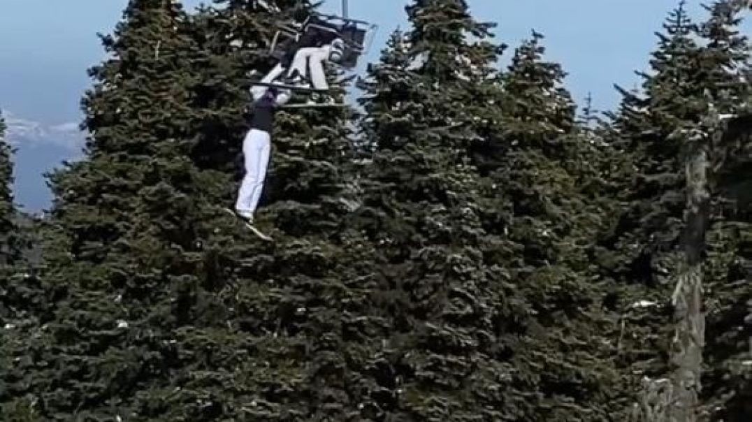 Uludağ'da yürekler ağza geldi... Kayakçı asılı telesiyejide kaldı!