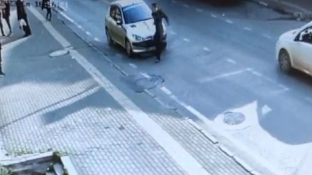 Bursa'da otomobil çarpan genç metrelerce yükseğe savruldu!