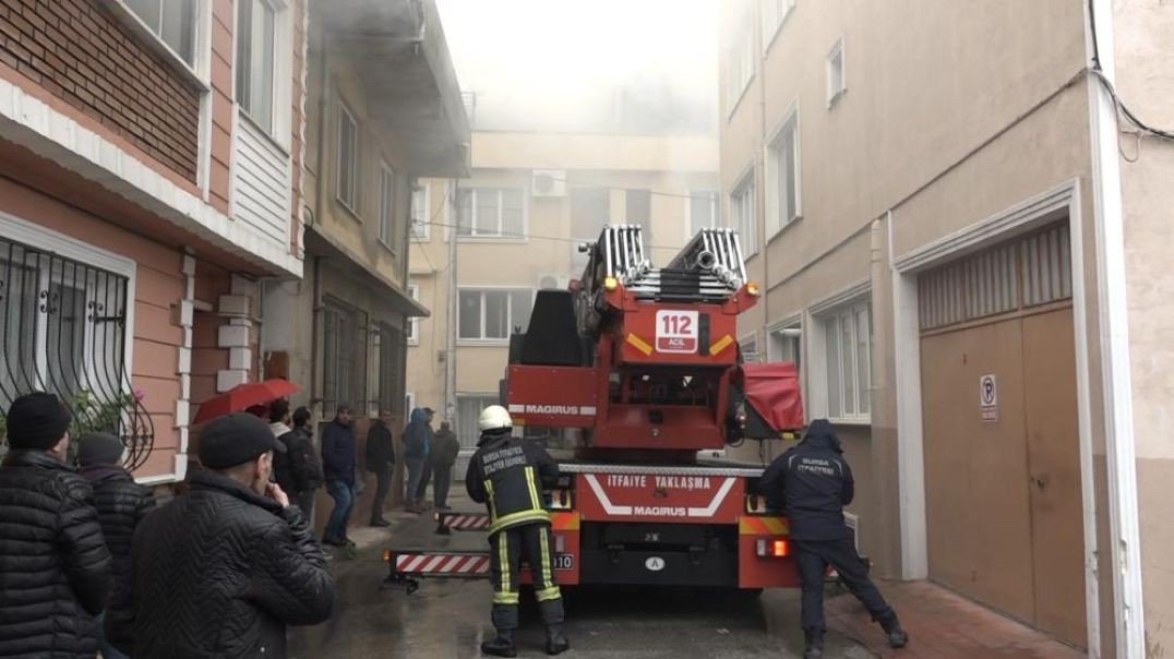 Bursa'da çatı katı yangını 3 çatıya daha sıçradı... Vatandaşlar gözyaşlarına boğuldu!