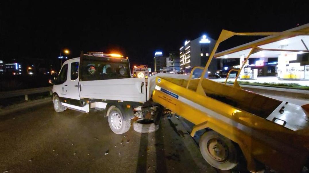 Bursa'da lüks aracıyla temizlik yapan belediye aracını ezdi geçti: 2 yaralı!
