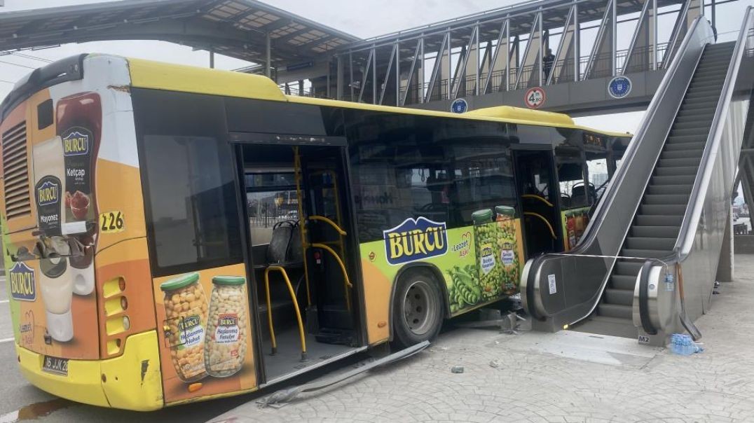 Bursa'da hızını alamayan belediye otobüsü bariyerlere saplandı: 5 yaralı!