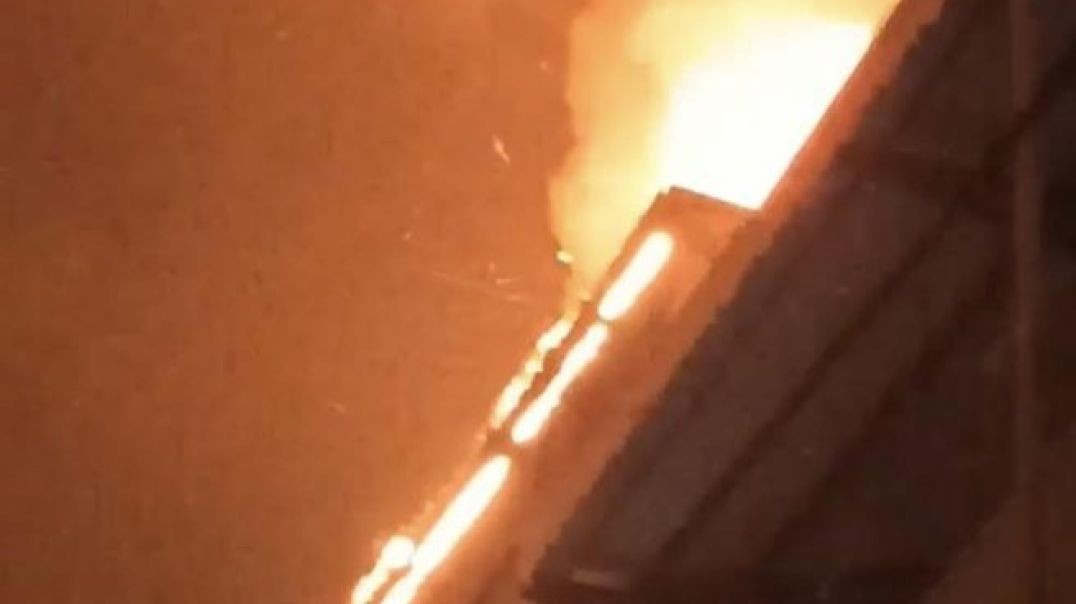 Bursa'da çatı katında çıkan yangın geceyi aydınlattı!